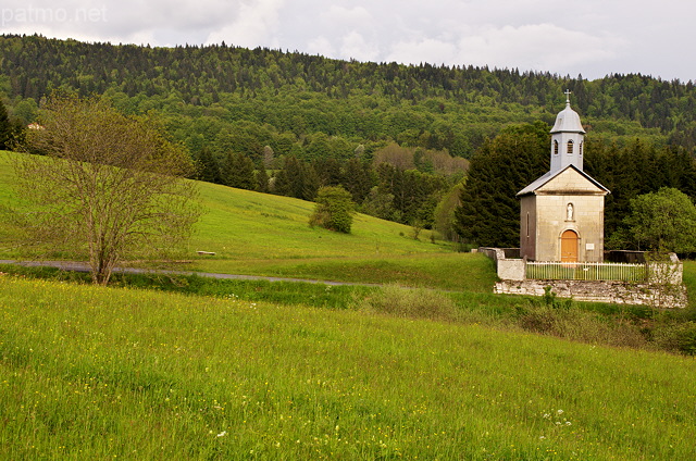 Image de la chapelle de Belleydoux dans les montagnes du Haut Jura