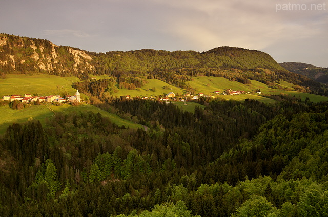 Photographie d'une fin de journée autour du village des Bouchoux dans le Haut Jura