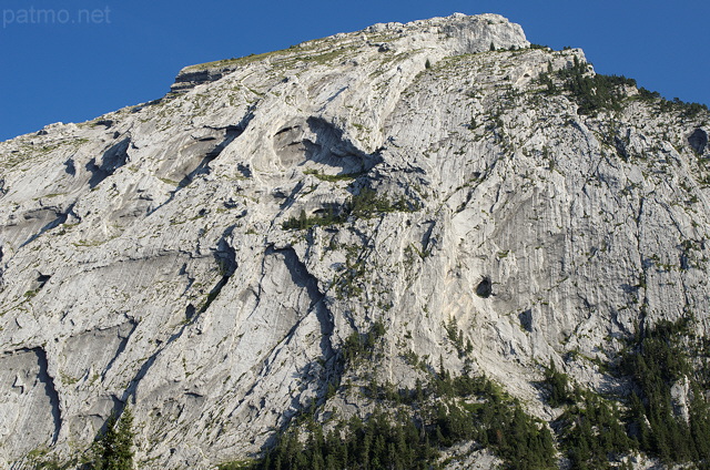 Photographie du Petit Bargy et de ses yeux - Massif des Bornes