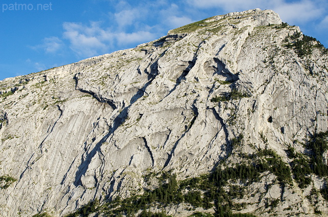 Image de la face Nord Ouest du Petit Bargy dans le Massif des Bornes