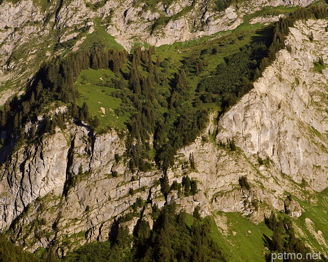 Photographie d'un dtail de la face ouest de la montagne du Roc d'Enfer