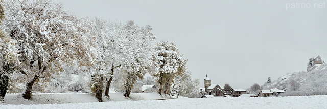 Photo du village de Chaumont sous la neige d'automne en Haute Savoie