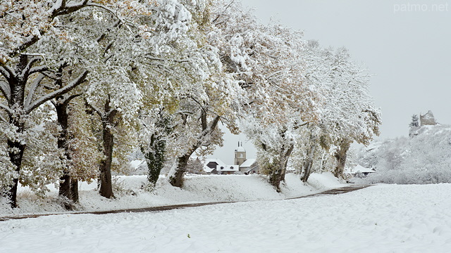 Photographie du village de Chaumont en Haute Savoie après les premières chutes de neige en automne