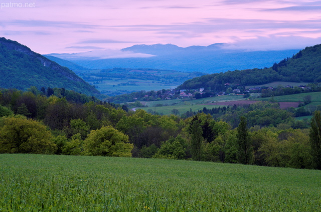 Photo d'un paysage rural de Haute Savoie au crpuscule