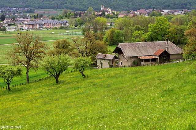 Image d'une ancienne ferme dans la campagne autour du village de Sillingy