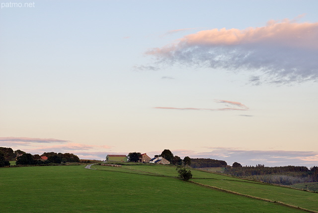 Photographie d'un paysage rural au crépuscule à Sainte Eulalie en Ardèche