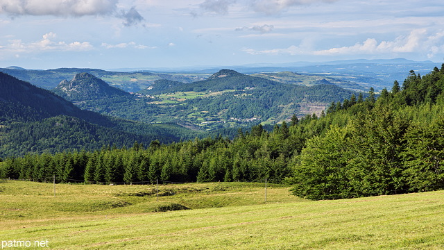 Photographie de prairies, forts et montagnes en Ardche