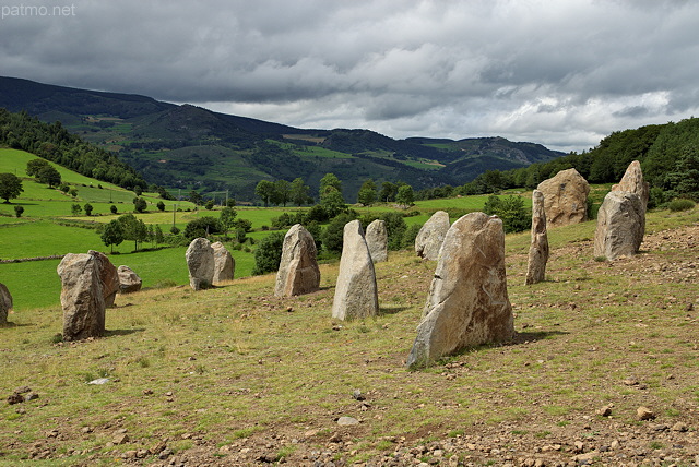 Photo du champ de mgalithes modernes  Bore en Ardche