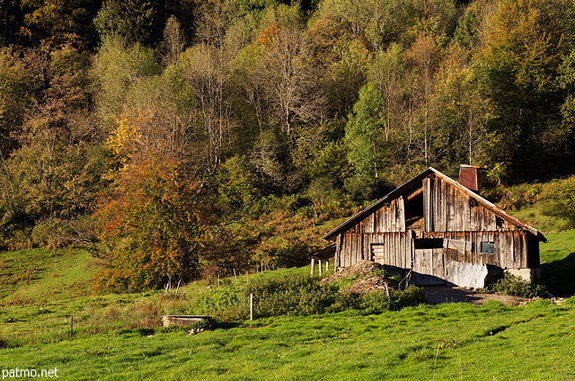 Photographie d'un chalet d'alpage dans la montagne du Parmelan