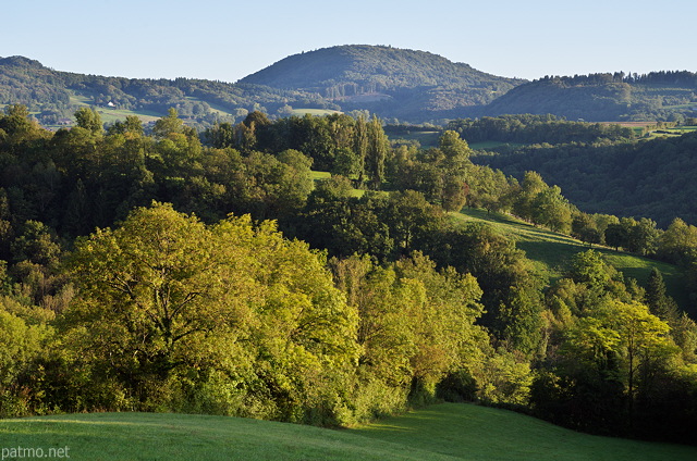 Paysage de la campagne de Haute Savoie le premier jour de l'automne