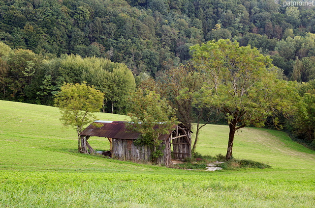 Image d'une vieille grange dans la campagne en Haute Savoie
