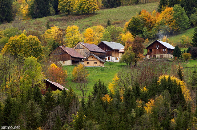 Photo de chalets dans les montagnes au dessus du lac de Vallon  Bellevaux en Haute Savoie