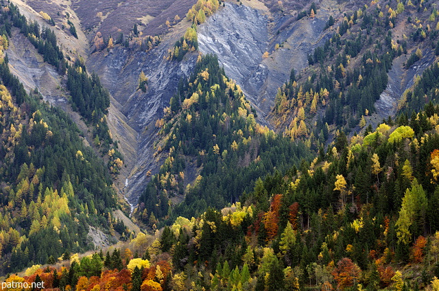 Photo de forêt de montagne en automne et et de pentes érodées dans la Vallée des Villards