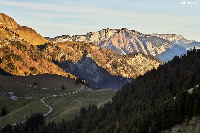 Photo du lever du jour sur les montagnes du Massif des Bornes vu depuis le Col de L'Aulp