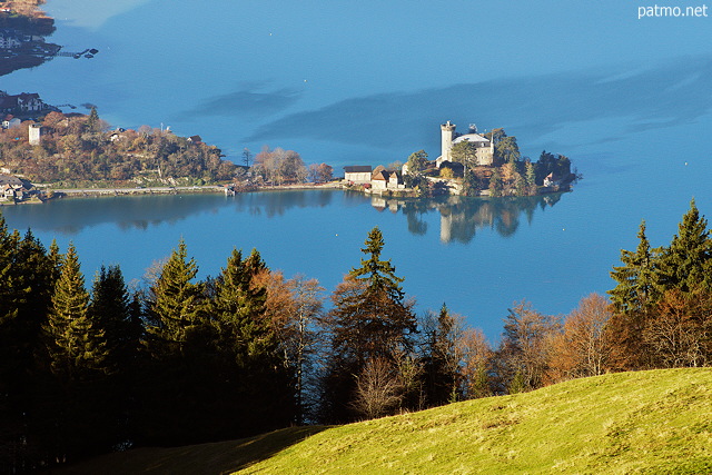 Image du château de Duingt et du lac d'Annecy vus depuis le Col de l'Aulp