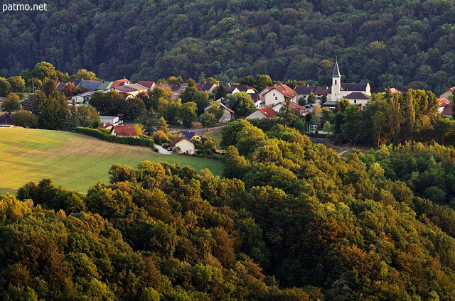 Image du village perché de Musièges vu depuis le château de Chaumont