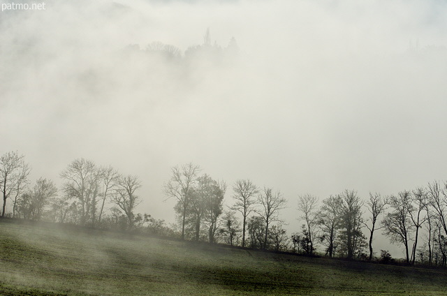 Photo d'un matin d'automne dans le brouillard en Haute Savoie