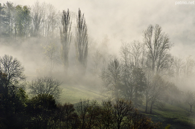 Image du brouillard d'un matin d'automne sur la campagne en Haute Savoie