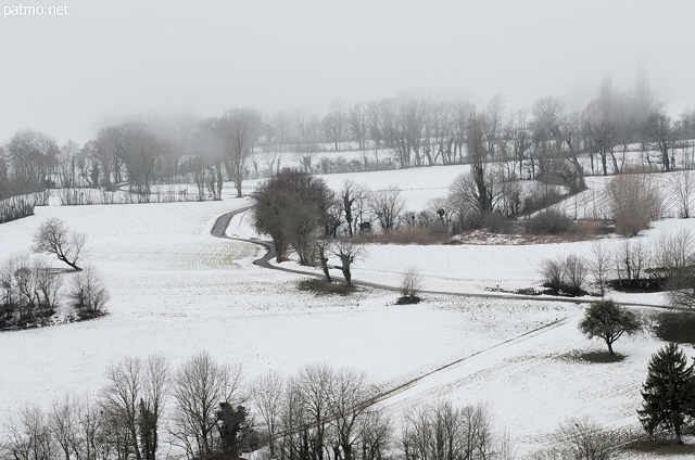 Photo de la campagne de Haute Savoie en hiver avec de la neige et du brouillard