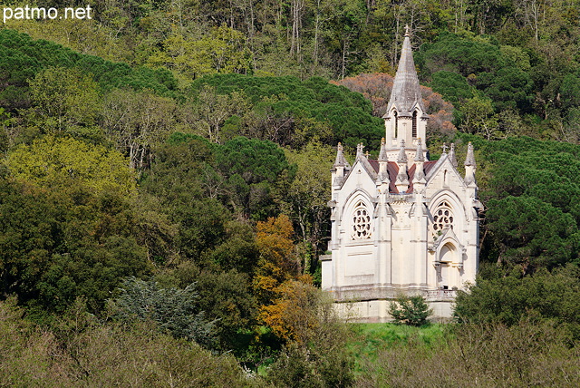 Photo de la chapelle de la Malière dans la forêt du Massif des Maures