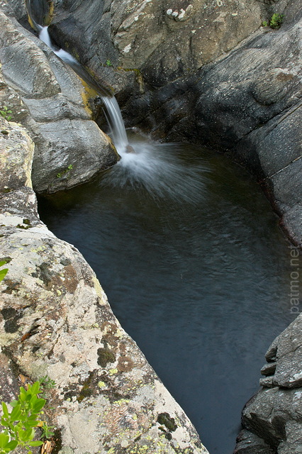 Image de petites cascades dans la rivire de la Verne