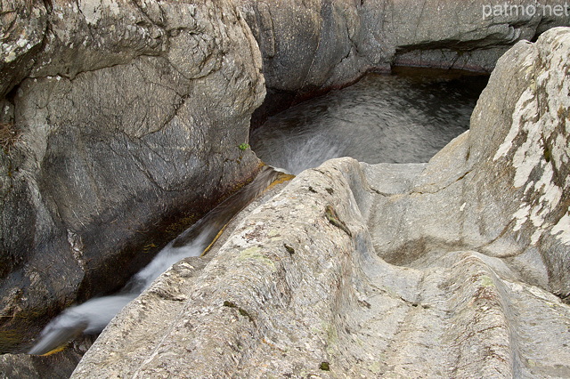 Photo du lit rocheux de la rivire de la Verne dans le Massif des Maures