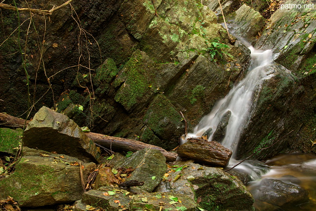 Photo de cascade dans les rochers - Massif des Maures