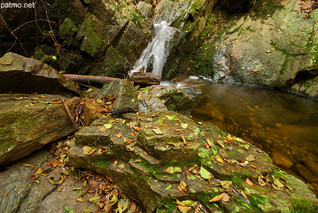 Photographie de cascade dans le Massif des Maures