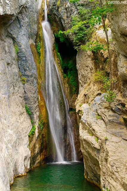 Photographie de la cascade de San Nicolao dans une rivière Corse