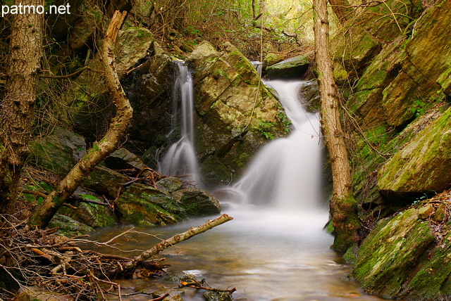 Photo de cascade dans un ruisseau du Massif des Maures