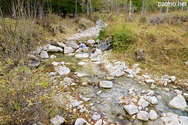 Photo des rives de la rivire d'Agnielles dans les Hautes Alpes