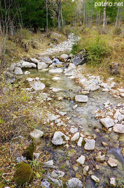 Photographie de paysage sur les berges de la rivire d'Agnielles dans les Hautes Alpes