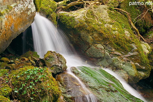 Photographie d'une cascade dans le ruisseau de Saparelle en Haute Corse