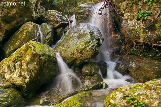 Image de petites cascades dans les rochers des ruisseaux de Saparelle en Haute Corse