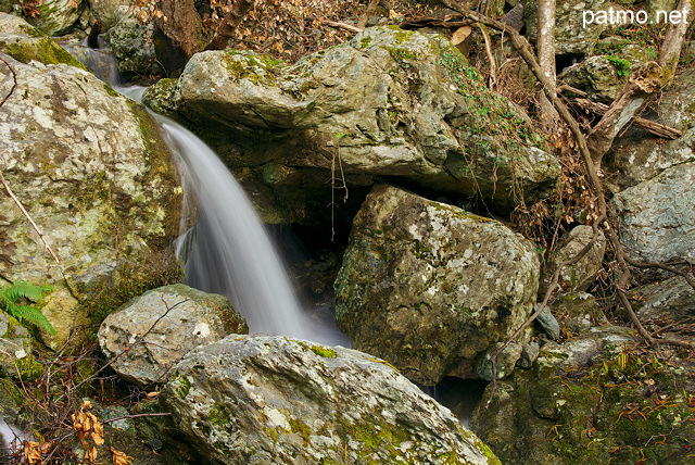 Photographie d'une cascade dans les ruisseaux de Saparelle en Haute Corse