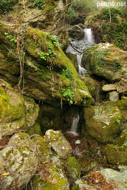Image d'un ruisseau cascadant entre les rochers près de Saparelle - Haute Corse