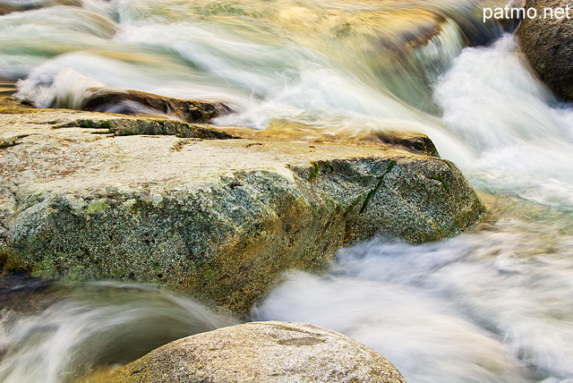 Image de remous dans les rochers de la rivière de l'Abatesco en Haute Corse