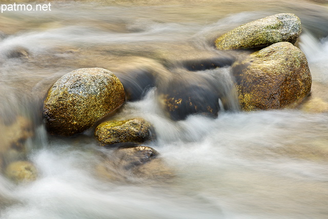 Photo de l'eau cascadant entre les rochers dans la rivire de l'Abatesco en Haute Corse