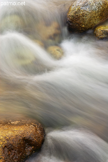 Image d'eaux vives dans le lit de la rivire de l'Abatesco en Haute Corse