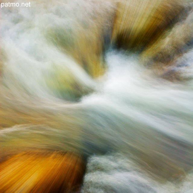 Photo abstraite de remous dans la rivire de l'Abatesco en Haute Corse