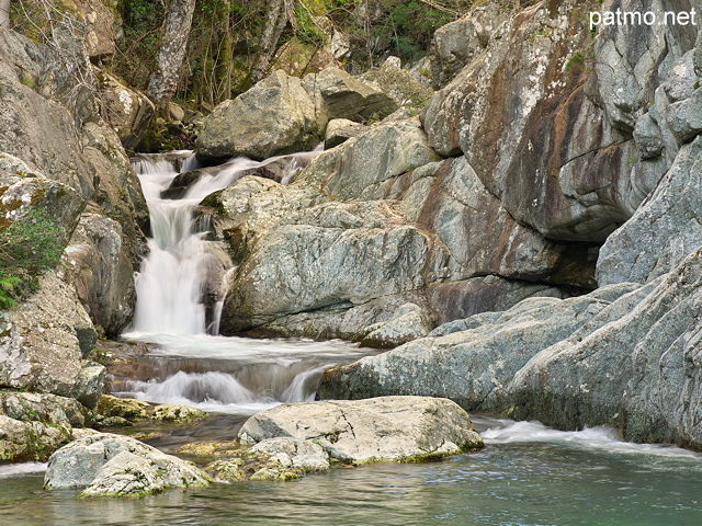 Photographie d'une petite cascade près de Poggio di Nazza en Haute Corse