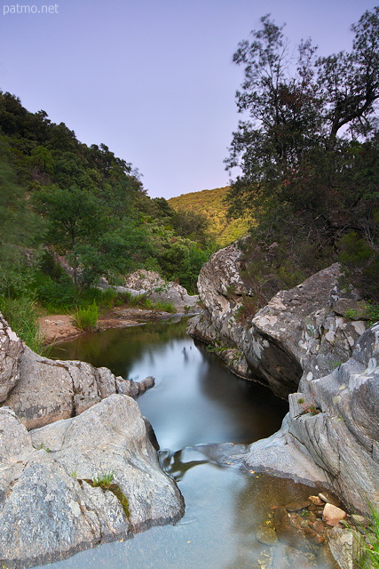 Image de la rivière de la Verne au crépuscule - Massif des Maures