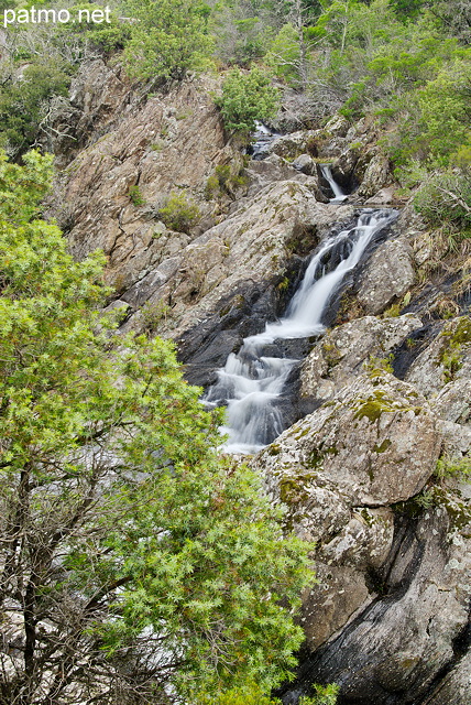 Image de cascade au printemps dans le ruisseau de Boulin - Massif des Maures