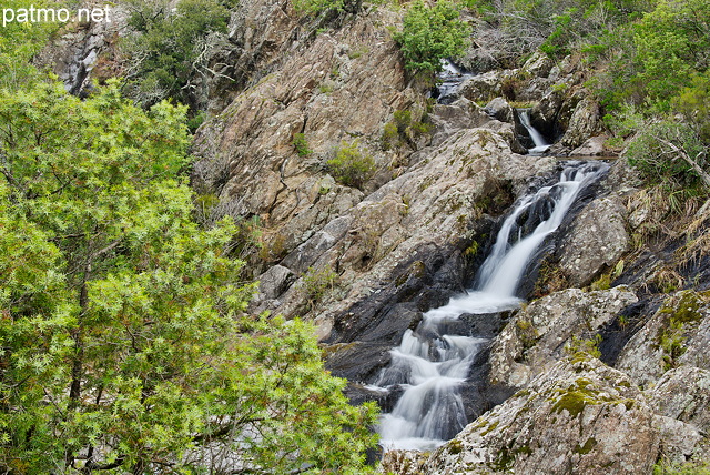 Photo de cascade au printemps dans le ruisseau de Boulin - Massif des Maures