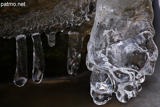 Photo de stalactites de glace dans le ruisseau du Fornant en Haute Savoie