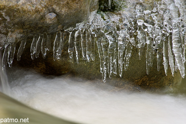 Photo de stalactites de glace au dessus de l'eau dans le torrent du Fornant en Haute Savoie