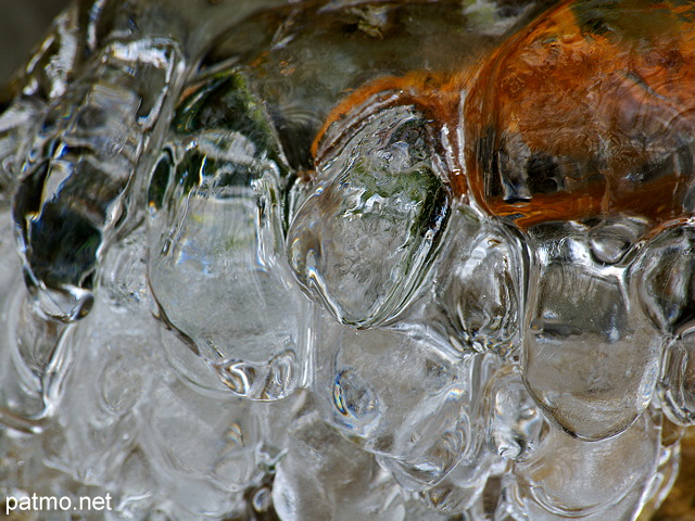 Image en gros plan de glaons dans la rivire du Fornant en Haute Savoie