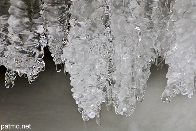 Image de stalactites de glace dans la rivire du Fornant en Haute Savoie