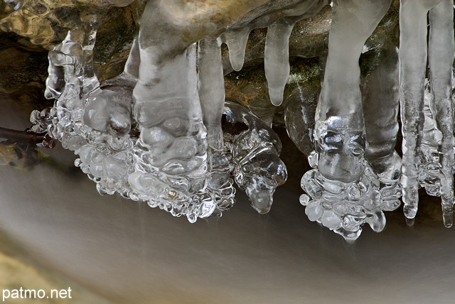 Photographie de glaons suspendus au dessus du Fornant en Haute Savoie