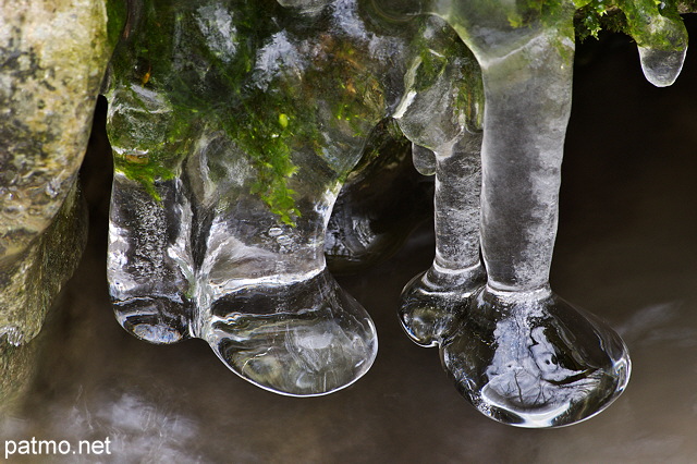 Photo de stalactites de glace dans la rivire du Fornant en Haute Savoie